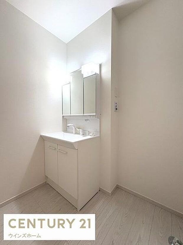 朝の支度や家事がスムーズにこなせる配置。三面鏡の収納や独立した洗濯機置場など、日常の使いやすさがしっかり確保されています。