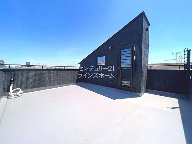 ルーフバルコニー付きのお家を建てることも可能です！週末の朝食をピクニック気分で楽しんだり、友人を呼んでBBQやパーティをしてみたり、楽しみ方無限大の「第二のリビング」として使えます！