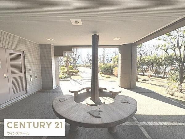 ちょっとした休憩に嬉しいベンチスペース。