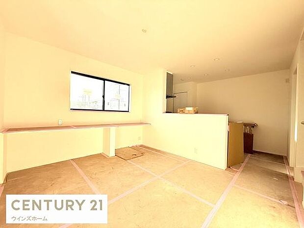 便利なカウンター付きでお子さまのリビング学習にもぴったり。ダイニングスペースも広々！家族とのつながりを感じられる空間です。（工事中）