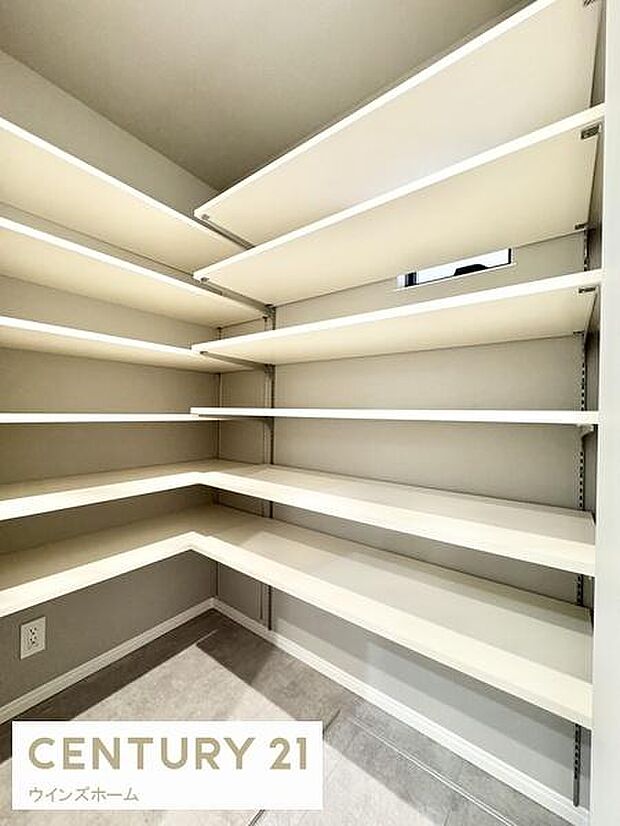 玄関は、大容量の収納スペースがいっぱい、靴や小物をすっきり整理できる機能的な空間です。