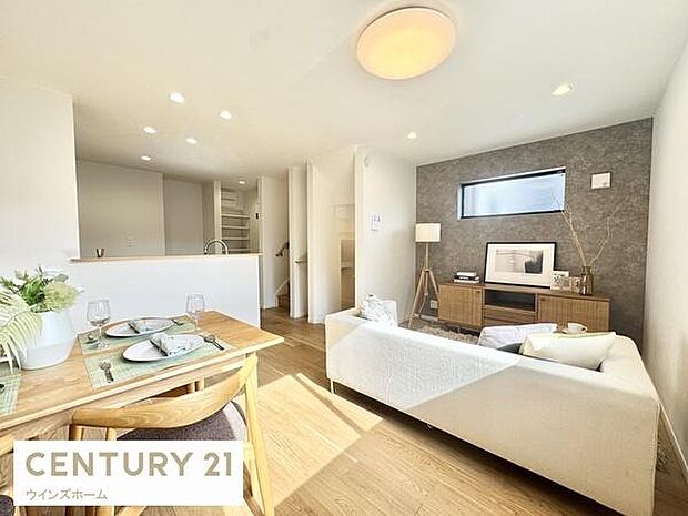 16帖のLDKは家族全員がゆったりとくつろげる空間です。大きな窓からは採光たっぷり、解放感ある明るいリビングです！