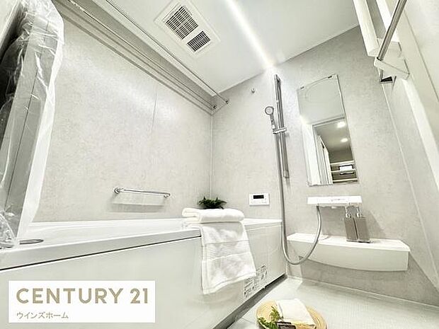 ゆったりとした広さのお風呂スペース!心と身体をリフレッシュさせる癒しの空間でもあるバスルーム！浴室乾燥暖房機付きです！