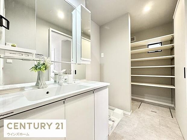 洗面室には、洗濯後の衣類やタオルをスッキリ収納できる「リネンスペース」が設置され、快適なサニタリー空間を実現させます！