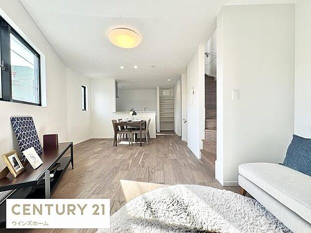 明るく開放的なリビングが魅力。自然光に包まれる心地よい空間で、日々の暮らしがより豊かになります。