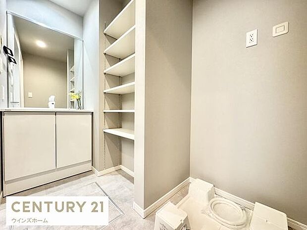 洗面室には、洗濯後の衣類やタオルをスッキリ収納できる「リネンスペース」が設置され、快適なサニタリー空間を実現させます！