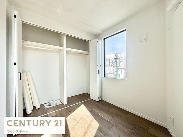 クローゼットが全室設置されています！荷物を置く場所が確保されるのでお部屋の整理整頓もしやすくなり、快適な空間をつくりあげます！