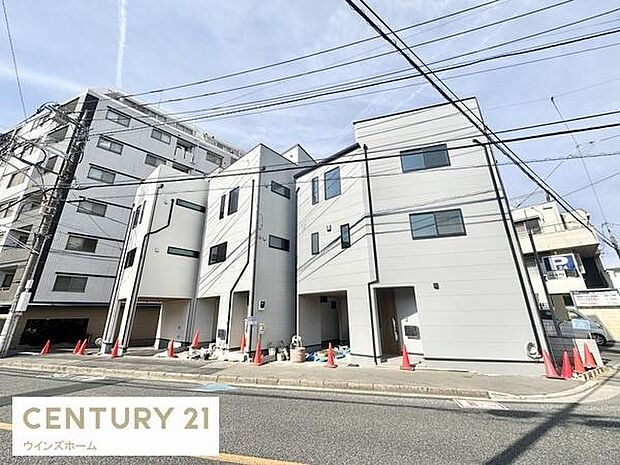 前面道路は南側幅員約11.1ｍ×東側幅員約5.4ｍ。風通し＆陽当たり良好です！