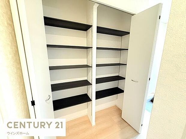 玄関は、大容量の収納スペースがいっぱい、靴や小物をすっきり整理できる機能的な空間です。