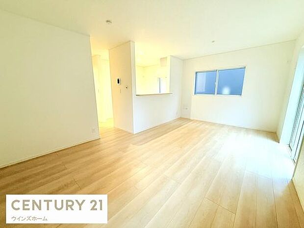 16帖のLDKは家族全員がゆったりとくつろげる空間です。大きな窓からは採光たっぷり、解放感ある明るいリビングです！