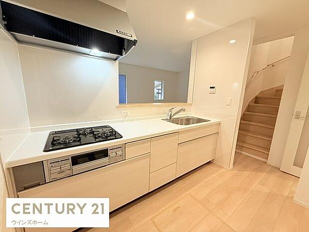 人気の対面式キッチンはリビング、ダイニングを一望できます！キッチンは作業スペースも広々しており収納にも困りません！