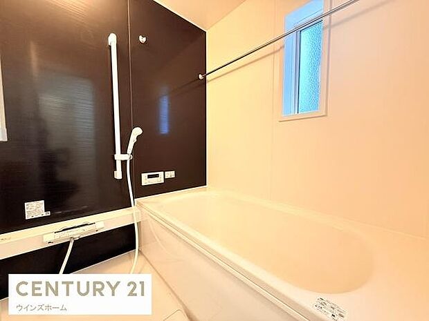 広いお風呂スペース!心と身体をリフレッシュさせる癒しの空間でもあるバスルーム！窓がついていて明るく換気もバッチリです！