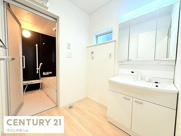 洗面室はゆとりある広さで毎朝の準備も快適です。洗面台収納には、お洗濯用品やスキンケア用品などしっかり収納できるようスペースも充実しています！窓があり換気も十分に行えます！