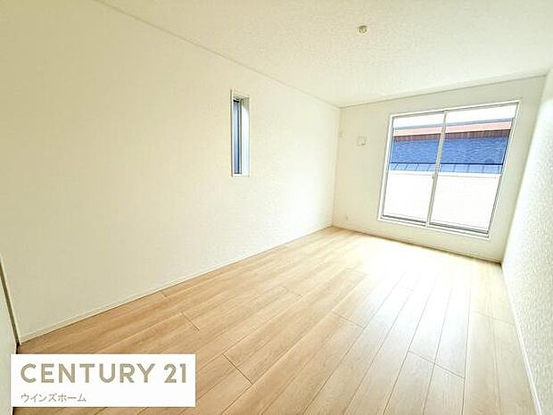 バルコニーに面し、採光良好で広々としています！クローゼット付き。お部屋すっきり快適な空間でくつろげます。