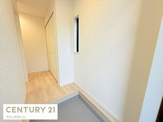 落ち着いた空間を演出しご家族や来客者を気持ちよく出迎える玄関。