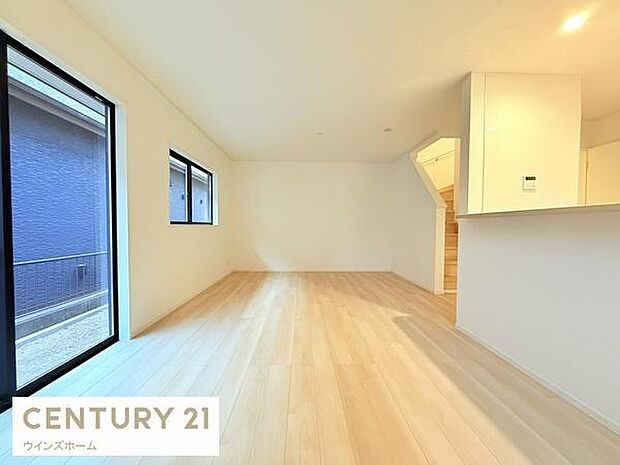 バルコニーへとつながる大きな窓から光が差し込むリビング！ダイニングとリビングを使い分けやすい間取り。風通しも良好で換気もしやすいです！