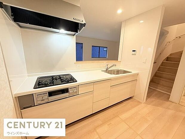 人気の対面式キッチンはリビング、ダイニングを一望できます！キッチンは作業スペースも広々しており収納にも困りません！