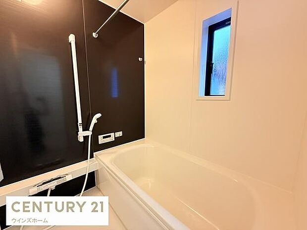 広いお風呂スペース!心と身体をリフレッシュさせる癒しの空間でもあるバスルーム！窓がついていて明るく換気もバッチリです！