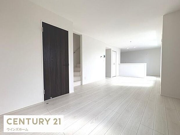 16.87帖のLDKは家族全員がゆったりとくつろげる空間です。大きな窓からは採光たっぷり、解放感ある明るいリビングです！