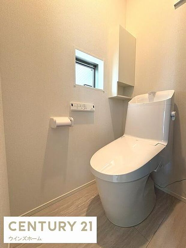 トイレは1階と2階にあります！いつでも快適に使える温水洗浄便座を設置！窓があり換気も十分行えます！