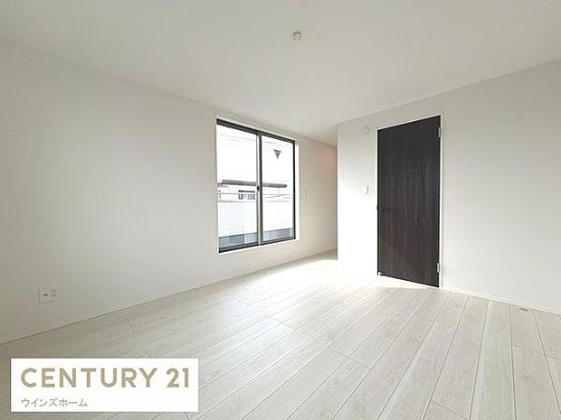 バルコニーに面し、採光良好で広々としています！クローゼット付き。お部屋すっきり快適な空間でくつろげます。