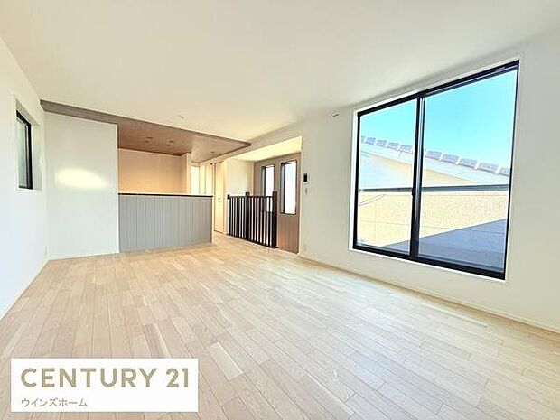 バルコニーへとつながる大きな窓から光が差し込むリビング!風通しも良好で換気もしやすいです!