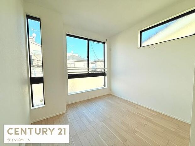 窓が多く採光をしっかり取り入れた明るい室内!寝室にも子供部屋にもぴったりの空間です!