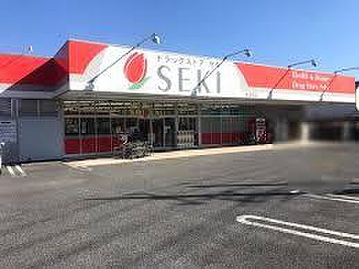 ドラッグストアセキ東浦和店まで180m