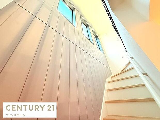 階段上部の大きな窓からは自然光がたっぷり、明るい室内!天井が高いので圧迫感がなく、空間をより広く感じさせてくれます!