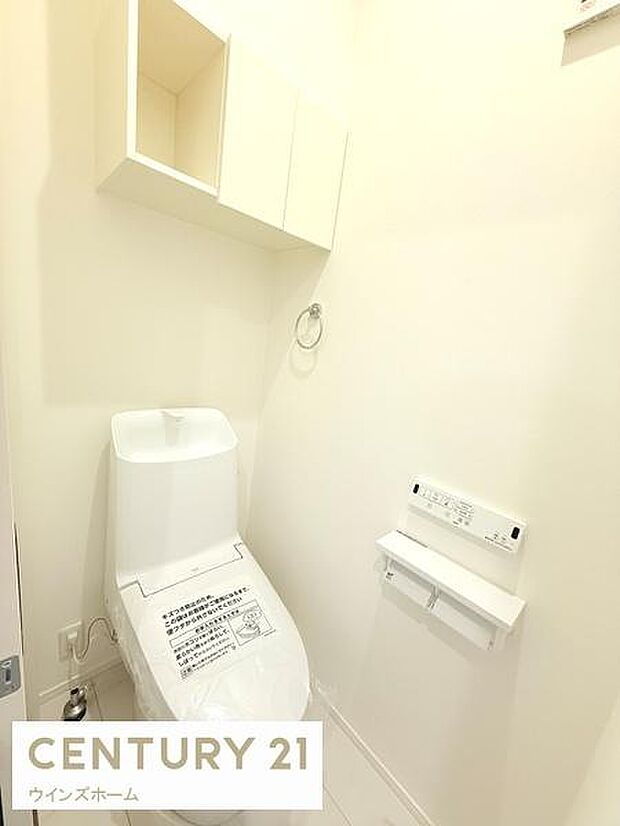 トイレは1・2階に設置されており、温水洗浄便座付きの清潔なトイレ。上部収納スペース有!