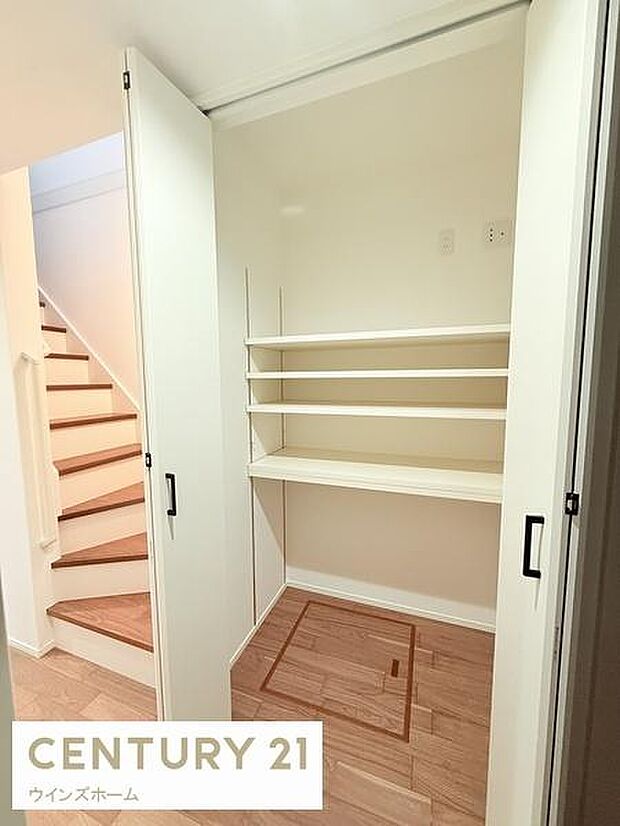 階段上部の大きな窓からは自然光がたっぷり、明るい室内!天井が高いので圧迫感がなく、空間をより広く感じさせてくれます!