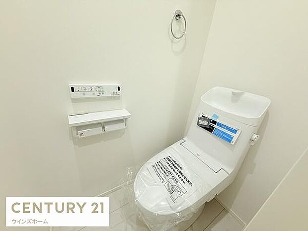 トイレは1・2階に設置されており、温水洗浄便座付きの清潔なトイレ。上部収納スペース有!