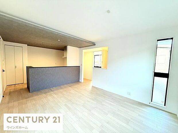 バルコニーへとつながる大きな窓から光が差し込むリビング!風通しも良好で換気もしやすいです!