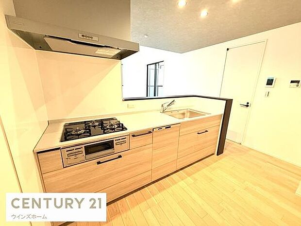 スタイリッシュなシステムキッチンは、収納力と機能性を兼ね備え、料理が楽しくなる空間。家事動線の良さも魅力です！