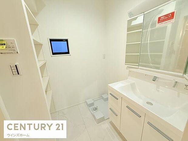 洗面室はゆとりある広さで毎朝の準備も快適です。洗面台収納には、お洗濯用品やスキンケア用品などしっかり収納できるようスペースも充実しています!窓があり換気も十分に行えます!