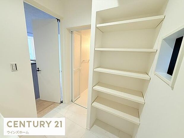 ゆったりサイズの洗面スペース!リネン類や洗濯用品などが片付く可動棚があるので、スッキリとした洗面周りになります!