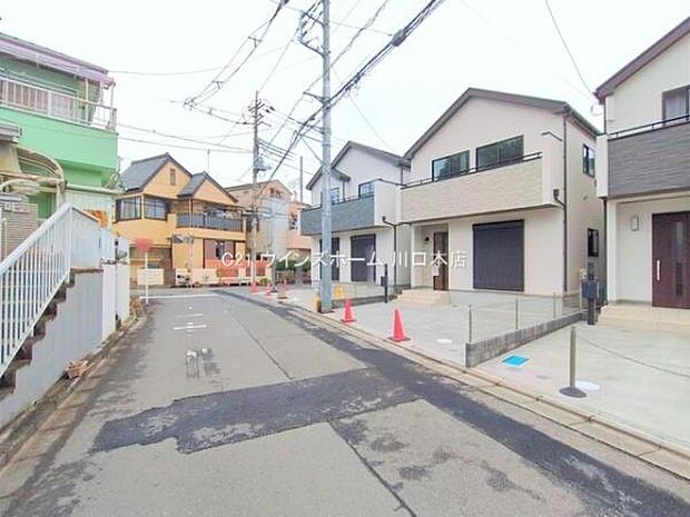 前面道路は南西側5.7m道路。陽光あふれ、風通し良好!静かで落ち着いた住宅街です!