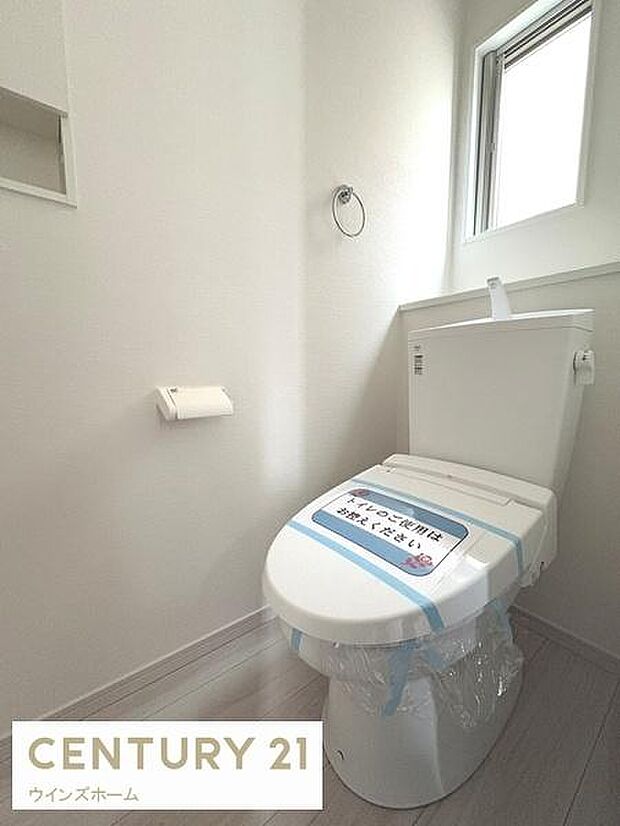 トイレは1階と2階にあります!いつでも快適に使える温水洗浄便座を設置!窓があり換気も十分行えます!