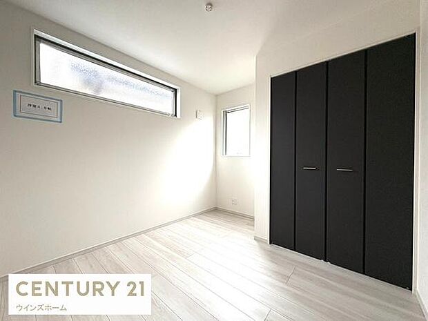 4.6帖の洋室。大きなクローゼットを備え、衣類や学用品もすっきり収納可能。採光窓付きで明るく、子ども部屋や書斎としても使いやすい空間です。