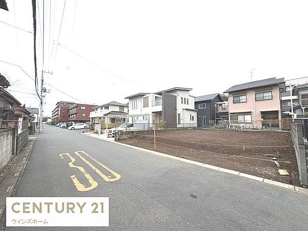 前面道路は南東側6m道路で駐車もしやすいです。陽当たり良好。静かで落ち着いた住宅街です!