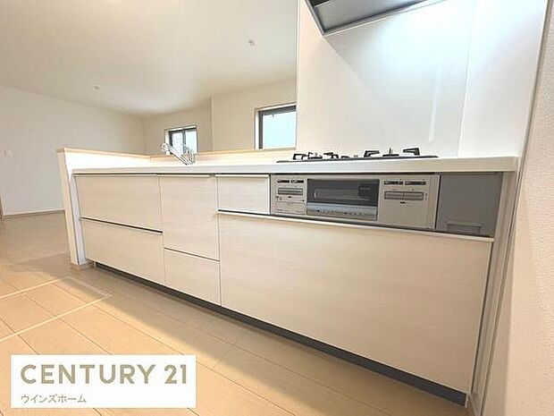 人気の対面式キッチンはリビング、ダイニングを一望できます!キッチンは作業スペースも広々しており収納にも困りません!