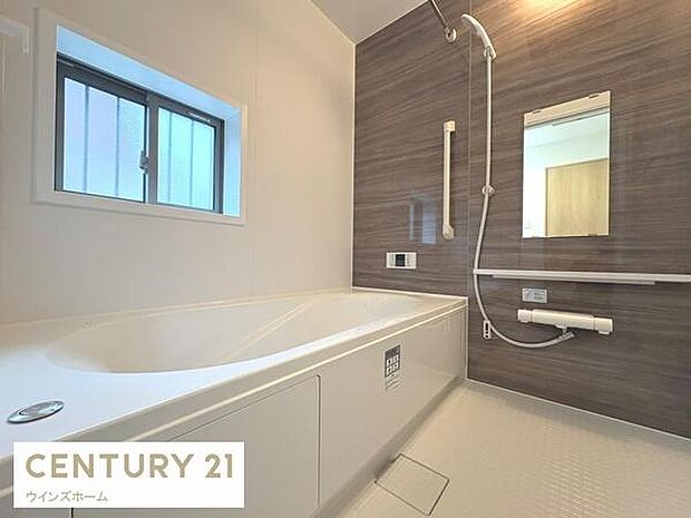 窓付き浴室で換気良好!広々とした浴室とゆったり浸かれるバスタブが、毎日の疲れを癒してくれます。