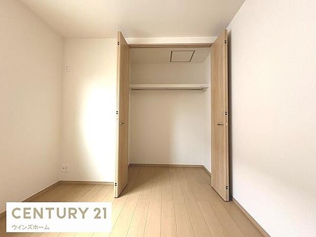 クローゼットが全室設置されており、お部屋がスッキリ片付きます。