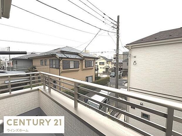 日当たりの良い南向きのバルコニーが設置されています!洗濯物もタップリ乾かせます!