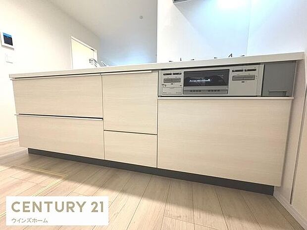 人気の対面式キッチンはリビング、ダイニングを一望できます!キッチンは作業スペースも広々しており収納にも困りません!