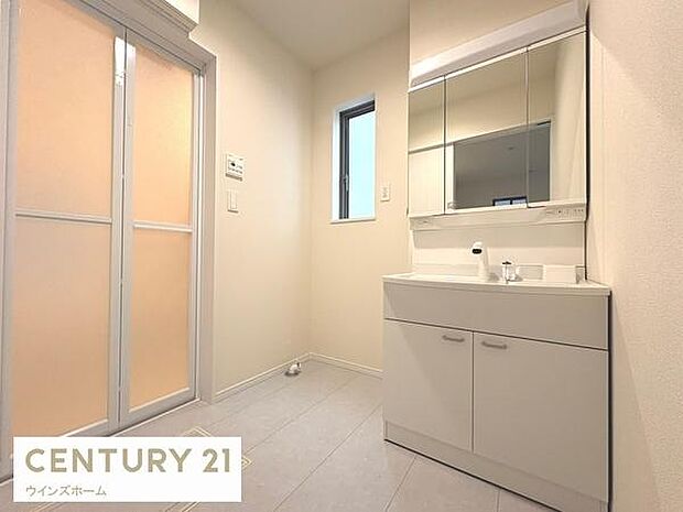 洗面室はゆとりある広さで毎朝の準備も快適です。洗面台収納には、お洗濯用品やスキンケア用品などしっかり収納できるようスペースも充実しています!