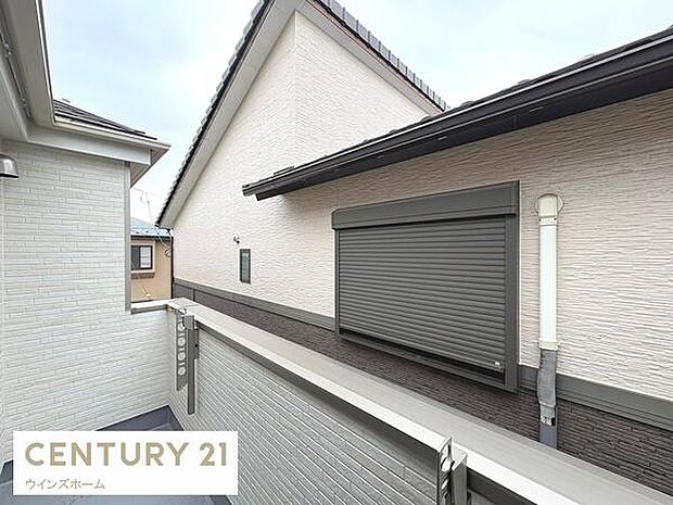 日当たりの良い南向きのバルコニーが設置されています!洗濯物もタップリ乾かせます!