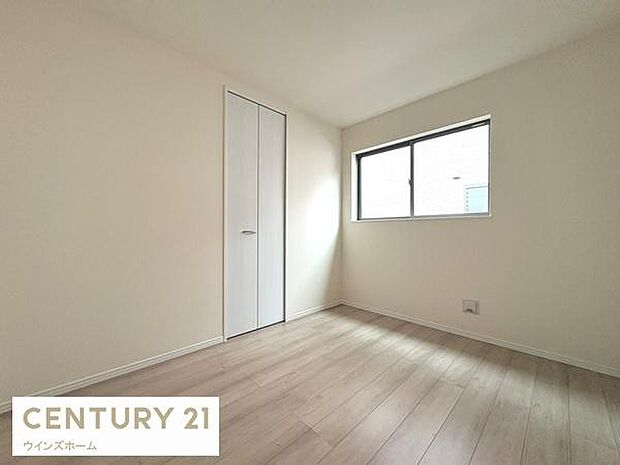 シンプルなデザインが魅力の5.25帖洋室。クローゼット付きで衣類や荷物もスッキリ収納できます。