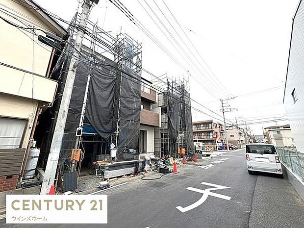 前面道路はゆとりのある約6m幅。見通しも良く、車庫入れやお車の出し入れも落ち着いて行える住環境です。