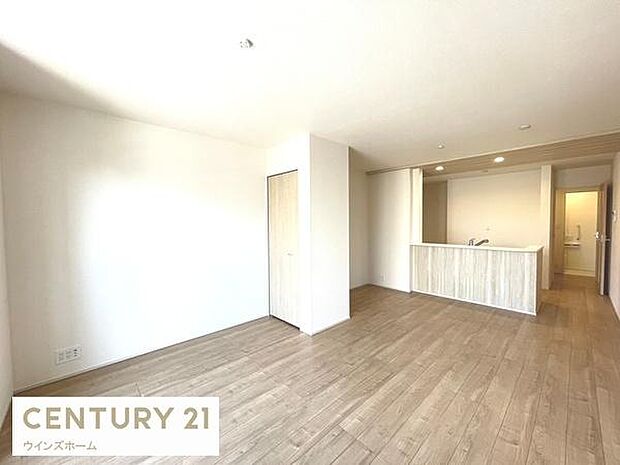 約16.6帖のLDKは家族全員がゆったりとくつろげる空間です。バルコニーに面した大きな窓からは採光たっぷり、解放感ある明るいリビングです!